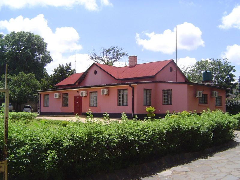 A bungalow in pink.