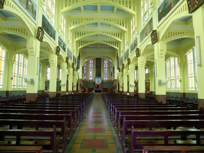 The light-filled interior is almost skeletal, which reduces weight while simultaneously taunting the tectonic gods. There are reportedly 300