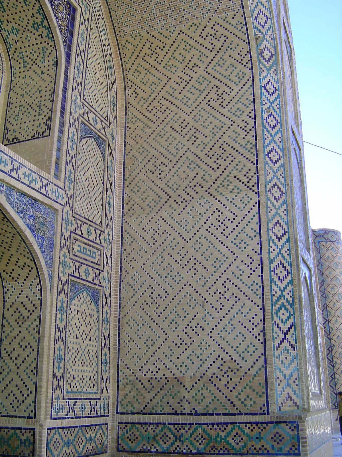 The banai ornament in the iwan of Madari-Khan looks like something from the digital world.