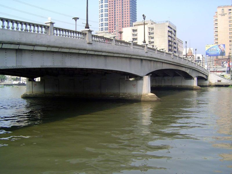 We're heading north from the post office and crossing the Jones Bridge over the Pasig River. The bridge is named for William Atkinson Jones—