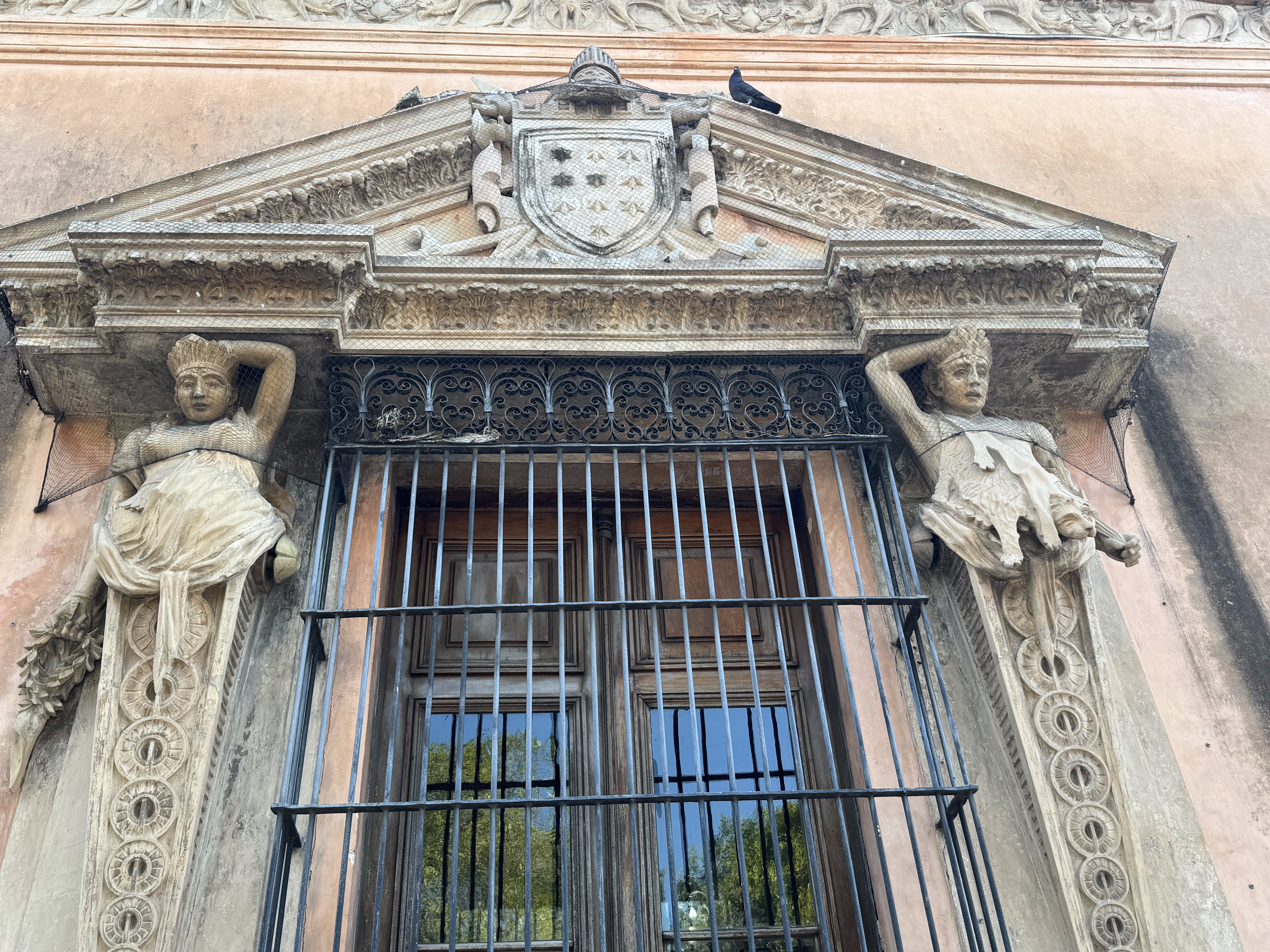 The house in the 1840s had become the property of Don Sim n Pe n, a henequenero who figures prominently in 19th century writing about Maya r