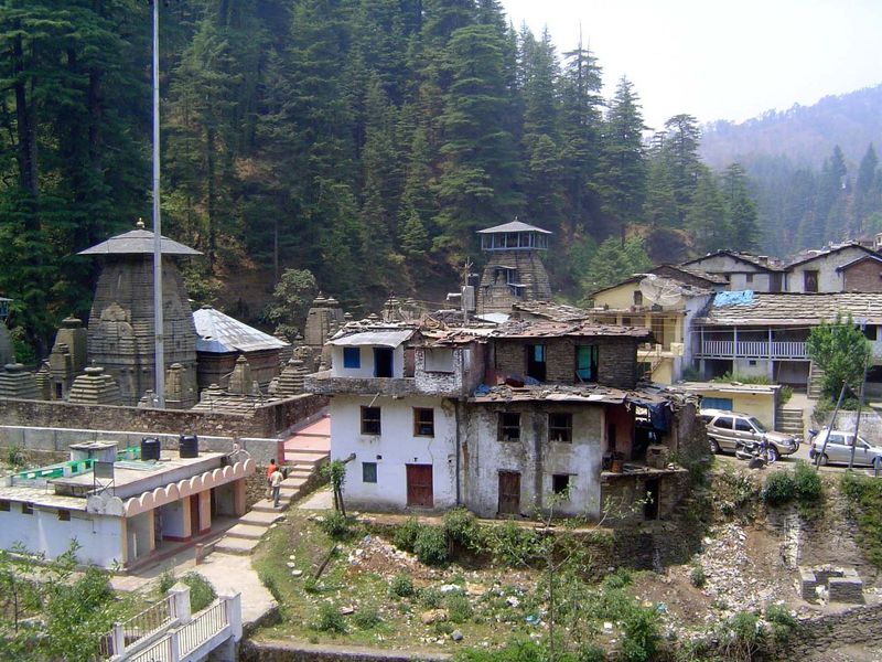 And here, cheek-to-jowl against the tourist center, is the Jageshwar complex proper.
