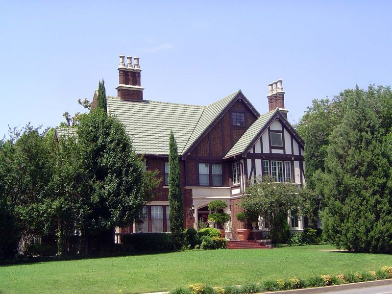 The Stubbs House, at the east end of Swiss Avenue, was built in 1926 by Robert Stubbs, who ran a paving business. Before its restoration, th