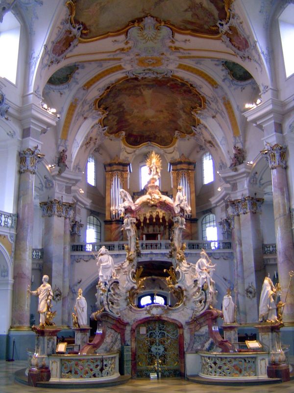 How to do that most spectacularly? Pevsner: "Neumann's work proves conclusively what architectural purity and subtlety can be achieved by su
