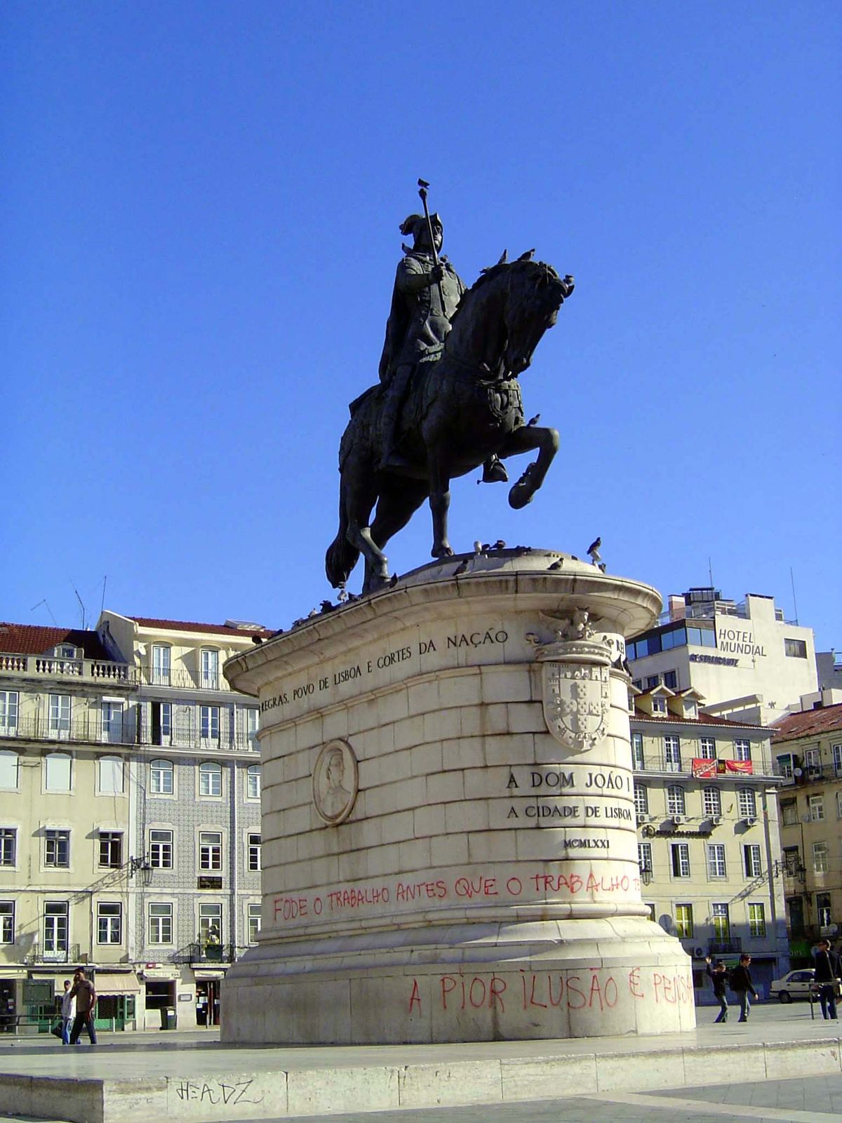 These things die very hard. Here, a statue of Dom João I in the Praça Figueira. The kind died in 1433, but his statue was cast, unbelievably