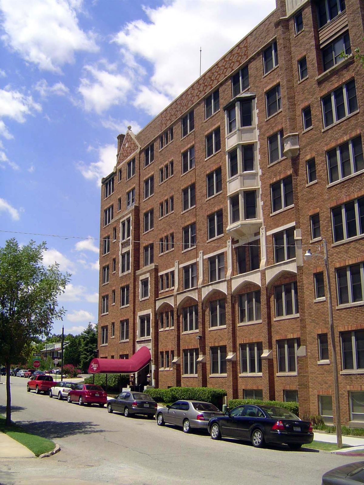 Another apartment building: the Aberdeen, at 125 NW 15th, just a block east of Heritage Hills mansions.