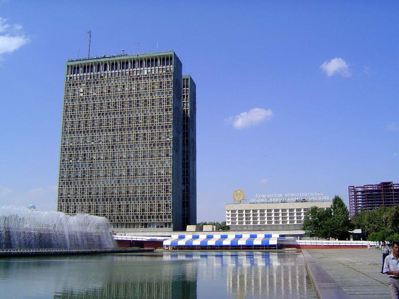 The administrative center of the country is Lenin Square—oops! Independence Square Mustaqillik Maydoni. Until the 1930s, it was Cathedral Sq