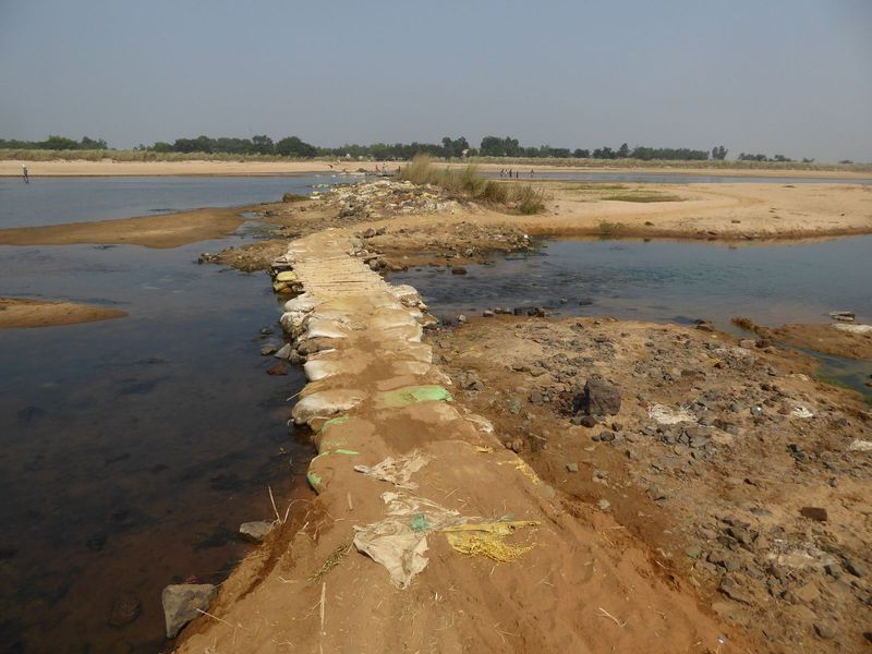 Welcome to the ferry across the Dwarkeswar, maybe two miles from Bishnupur. The river flows to the right to form the Rupnarayan. It then joi