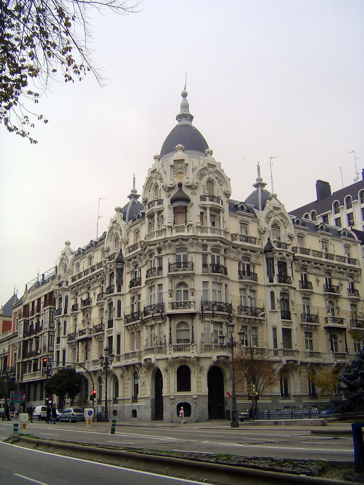 On the other side of the plaza, the Casa Gallardo was completed in 1915 by Federico de Arais Rey for Asuncion Gallardo as an apartment build