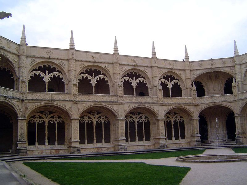 The most spectacular part of the entire structure must be the adjoining Manueline cloister, designed by Teodósio de Frias in 1625 and execut