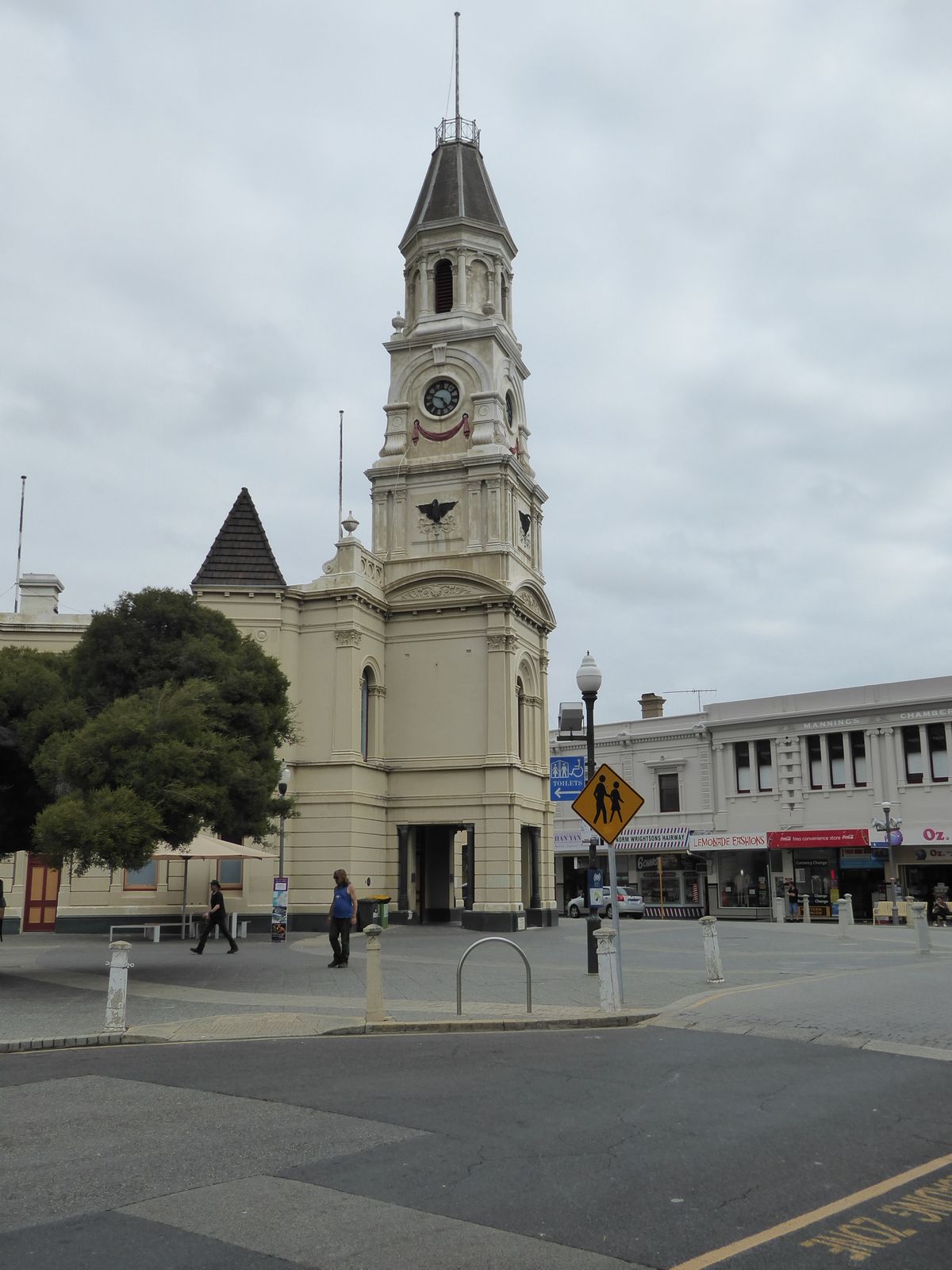 Here's the Fremantle Town Hall, built in 1887 to mark Victoria's Golden Jubilee. No, I have no idea how to hoist the flag, and I sure don't 