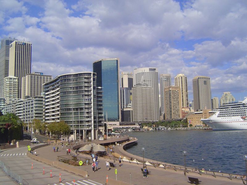 Not that this part of the city is very people-friendly. Sure there's a walkway, but the landscape is all about buildings puffing out their c