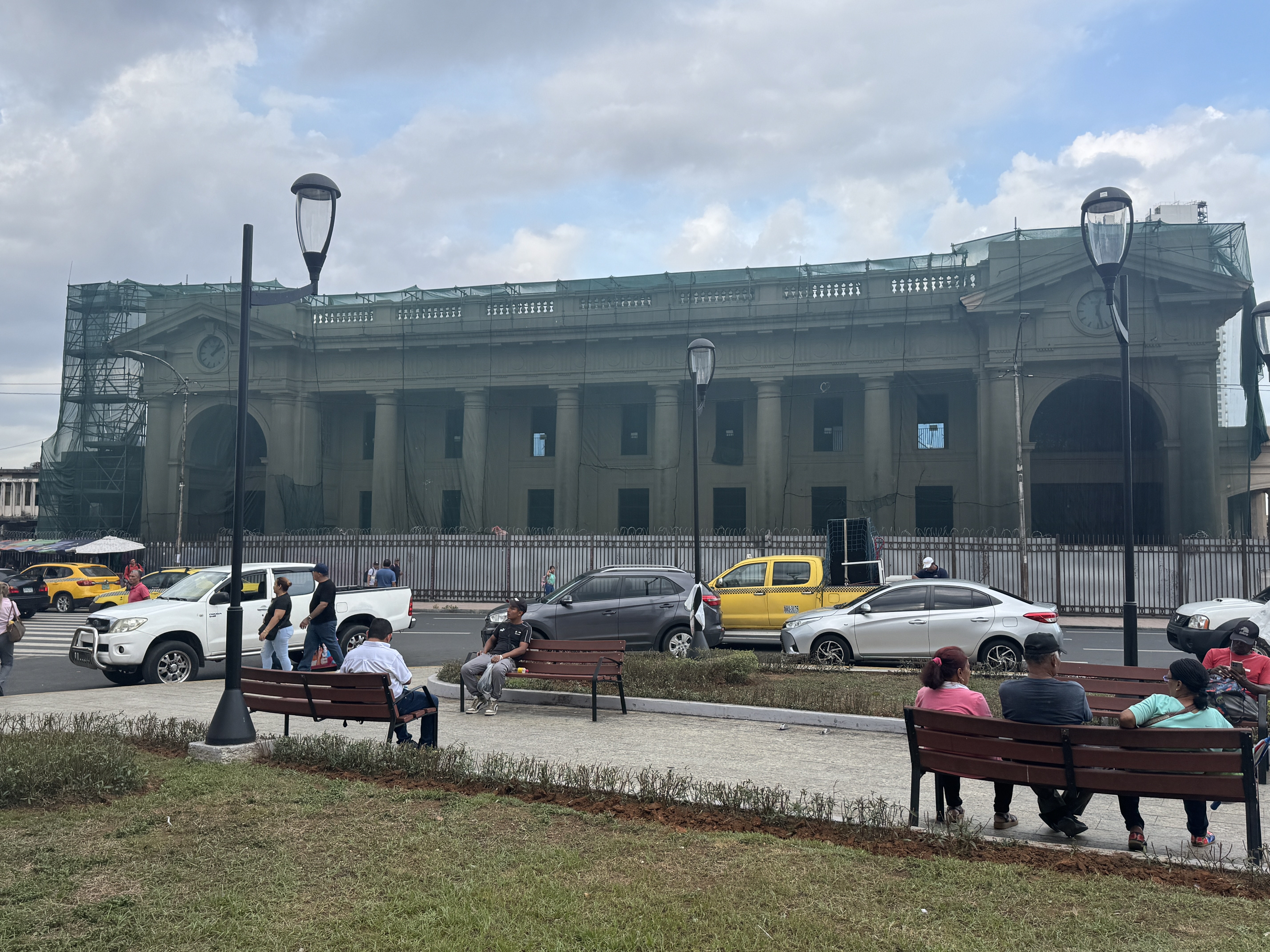 The monument also faces the main railroad station, which opened in 1913.   It sure looks American but was described when new as a "free adap