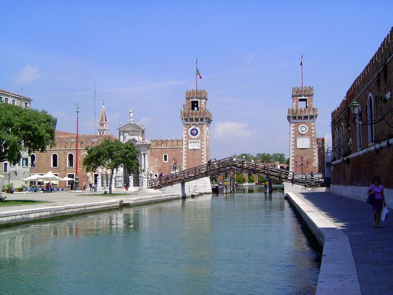 The Rio Del' Arsenale leads to one of two entrances.. A plaque to the right of the gate carries a quote from Dante's Divine Comedy speaking 