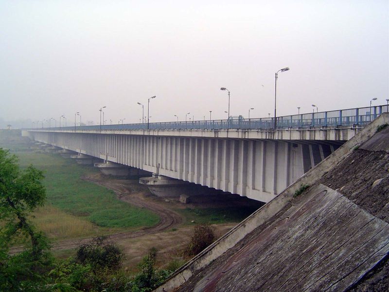 In 1990, when the previous pictures were taken, the World Bank had funded a project to replace the Solani Aqueduct with a new structure. Was