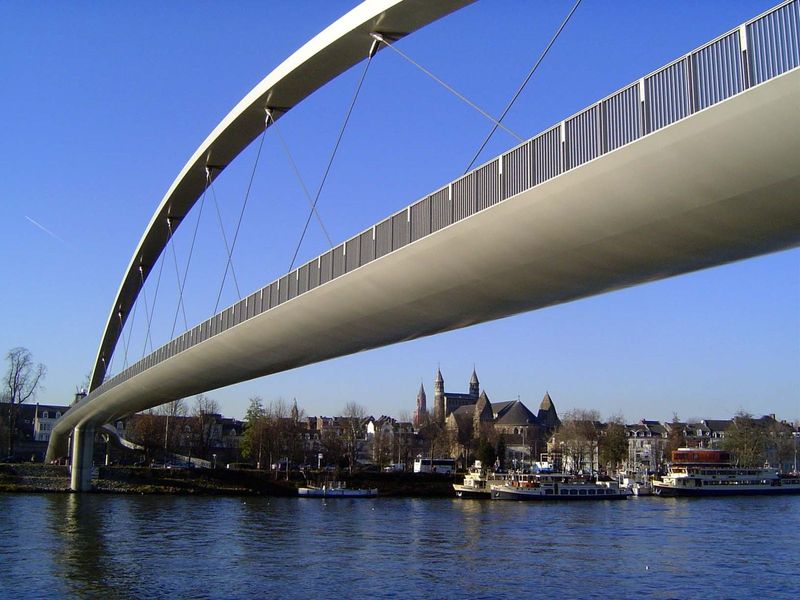 Another view of the Hoeg Brugk, the "high bridge," designed by Rene Greisch.