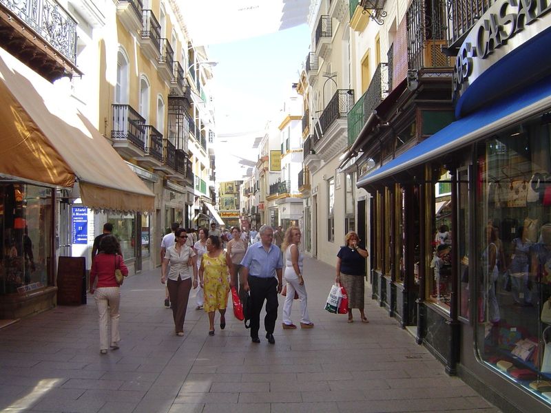 Los Sierpes, the main shopping street, has been reserved for pedestrians since at least 1930. Richard Ford calls it "The Bond Street of Sevi