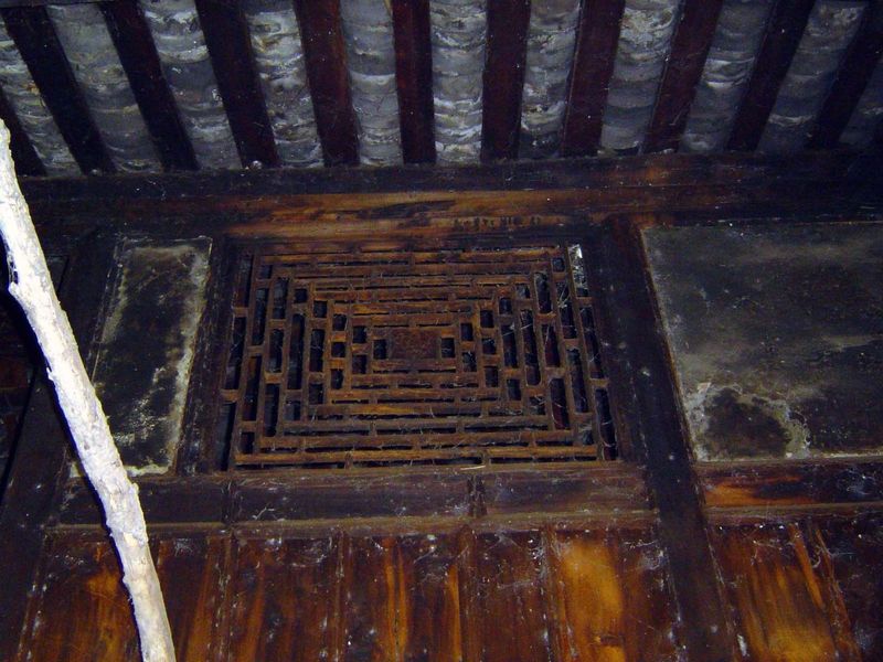 Construction detail, with metal grate.