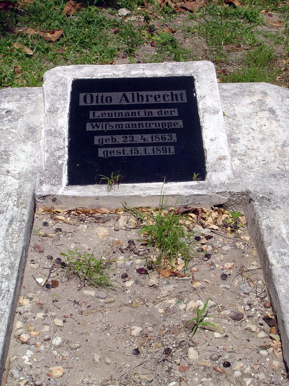 The rest of the cemetery is occupied by Germans, mostly soldiers and children. Here, a lieutenant in Wissmann's troop.