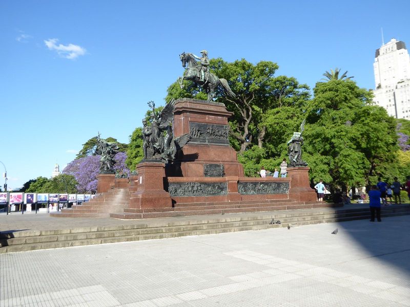 We've seen so many war heroes, and here's a repeat. We already saw his tomb at the cathedral, remember?

The plaza was designed by Charles T
