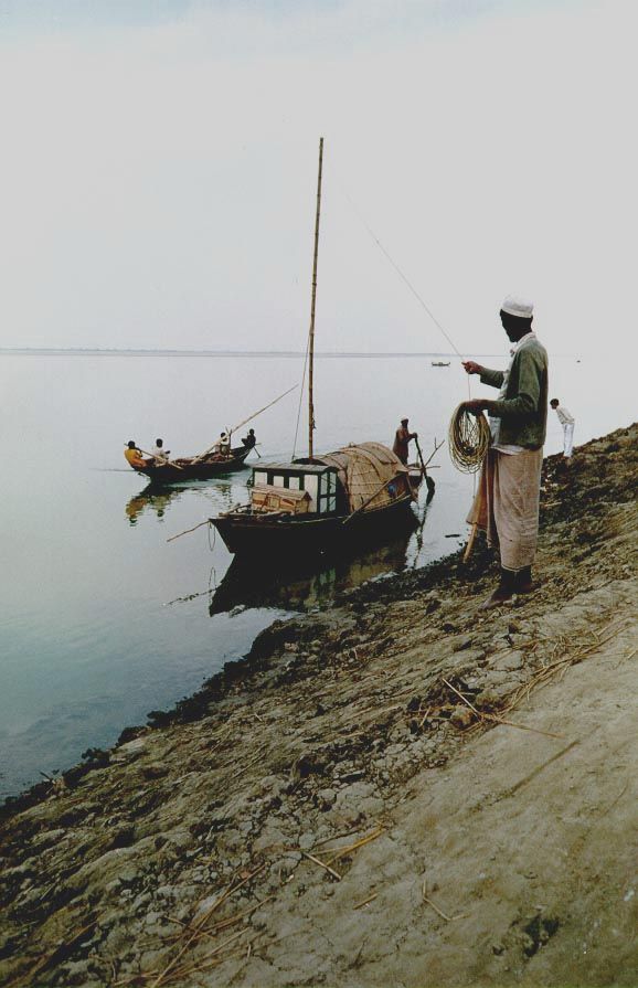 Downstream some more, near the Tagore home, the vessels grow smaller.