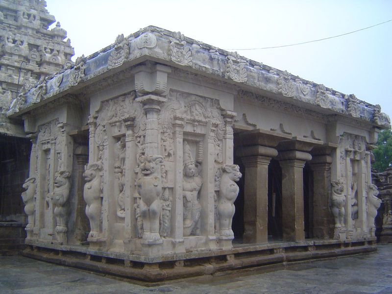 The flat-topped mandapa is rimmed by rampant lions, markers of the Rajasimhesvara Style. The rock is sandstone except for the interior colum
