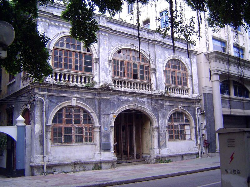 A number of old private residences do survive. Here's one, facing the channel.
