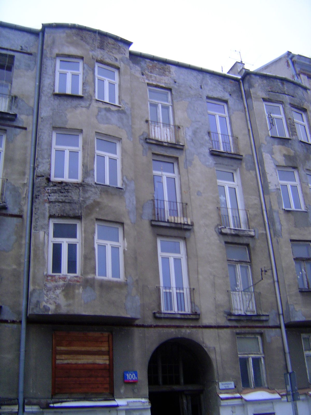 A bit of postwar housing. The address is 100 Panska, near the corner of Wronia.