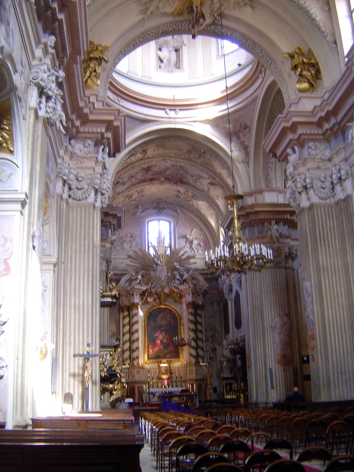 The interior is said to echo the Basilica Della Ghiara, in Reggio Emilia.