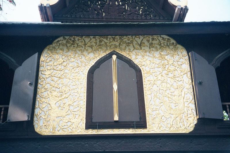 A close-up of one panel of the outer wall; on the other side of the wall, in an interior hallway between the boxes, there's a picture of the