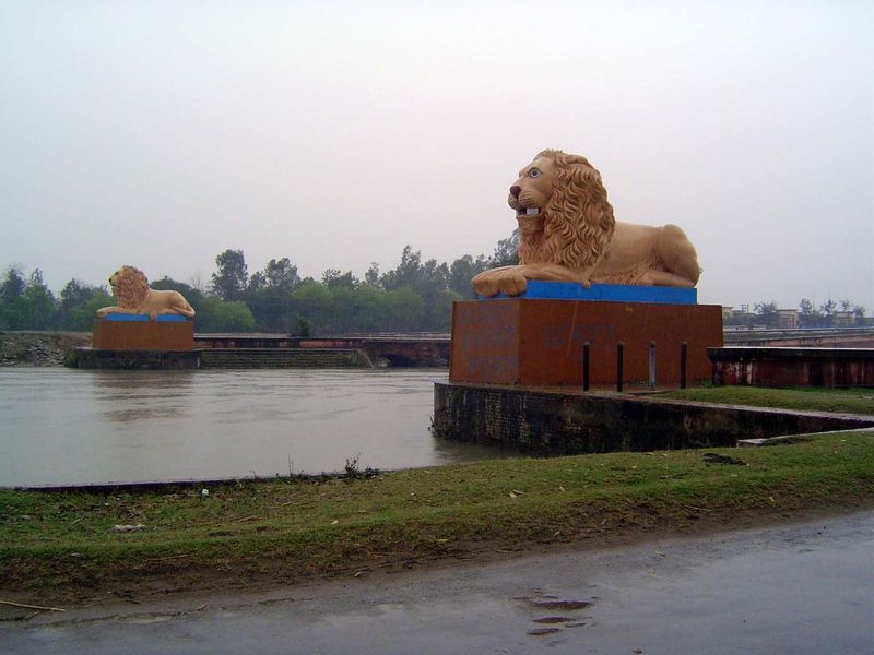 The lions had been repainted.