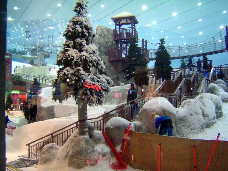 Looks like an old postcard, but that's because the photo is through a pane of glass. Lots of visitors to the mall take pictures like this.