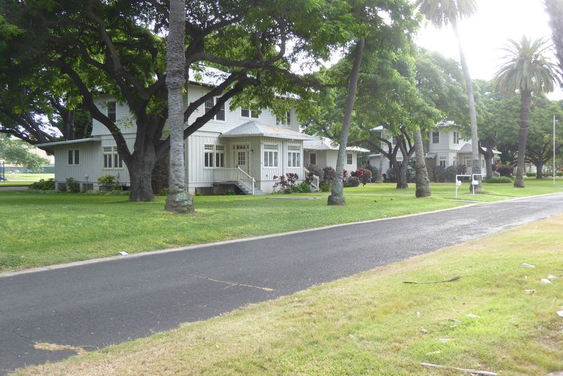 But here's the gem: base housing here has got to be the most perfect on the island. Here we're just next door to the Pearl Harbor Naval Hosp