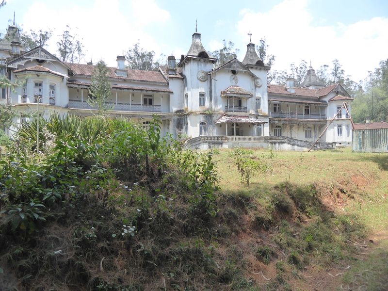 Looks like there hasn't been anybody here for a long time. In fact the Nizam himself never came. He acquired the place as you or I might acq