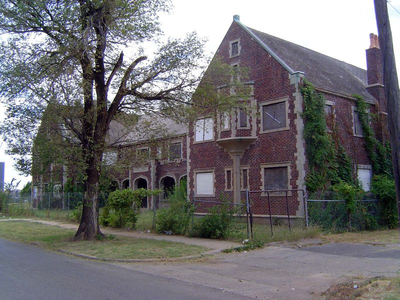 We're leaving the island now and heading south. Here, at 13th and Walnut, are the Walcourt Apartments, built in 1927. On the National Regist