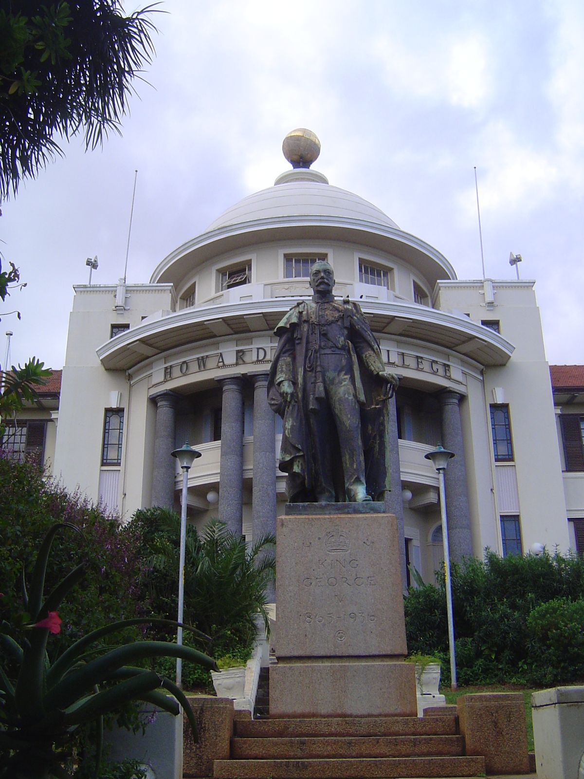 George V stands guard.