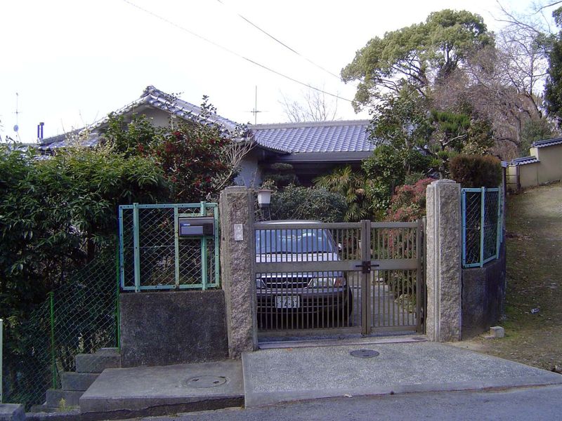 How do people live here? Yes, Virginia, there are single-family homes in Nara. Here's one along the street leading to Kaidan-in Temple. The 