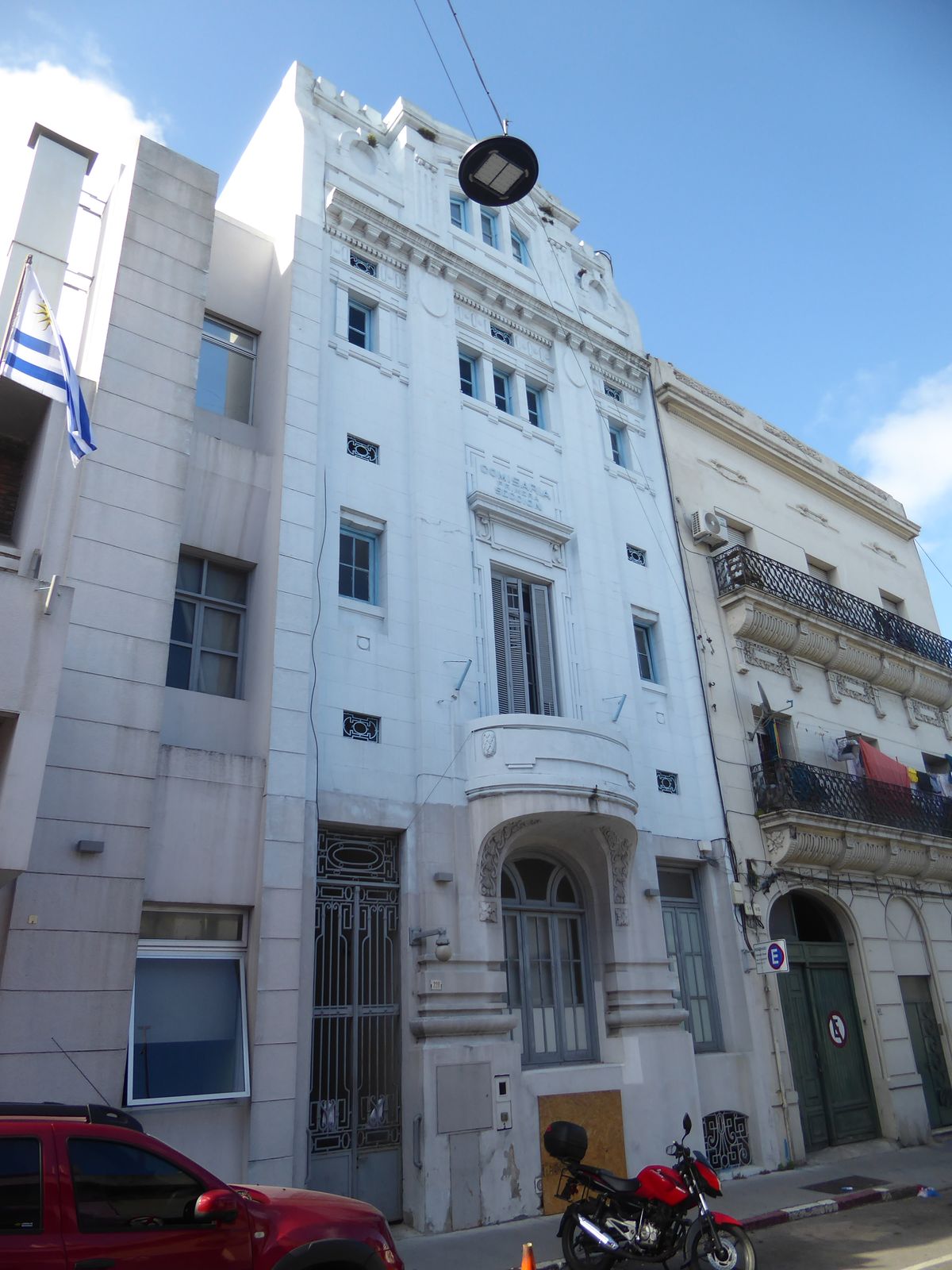 A police station on 25 de Mayo is in better shape. Eclectic? A mashup of classical and Art Nouveau elements? There, I've done it: used the w