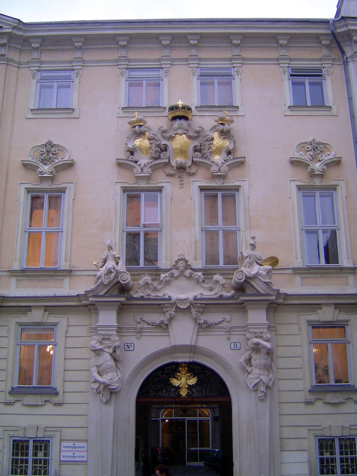 The opposite side of the old chancellery, facing the Judenplatz.