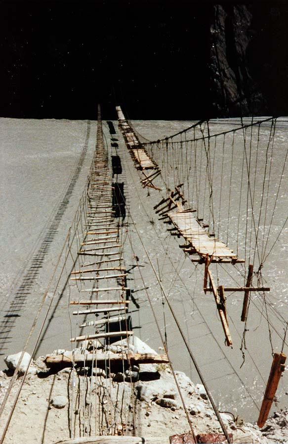 Three suspension bridges cross the Hunza River near Pasu. The one in the middle was very much in use.