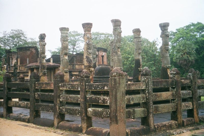 The ruins are spread over a long but thin area, oriented north-south; the densest cluster is on what is sometimes called the Tooth-relic Ter