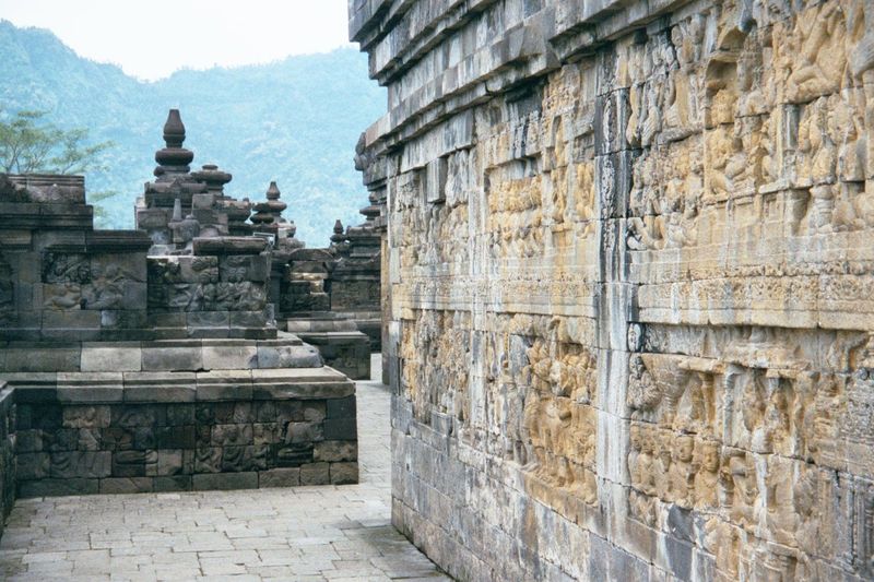 The story starts here, on the second level. The balustrade is devoted to more jataka, but two circuits of the main wall carry the story of S