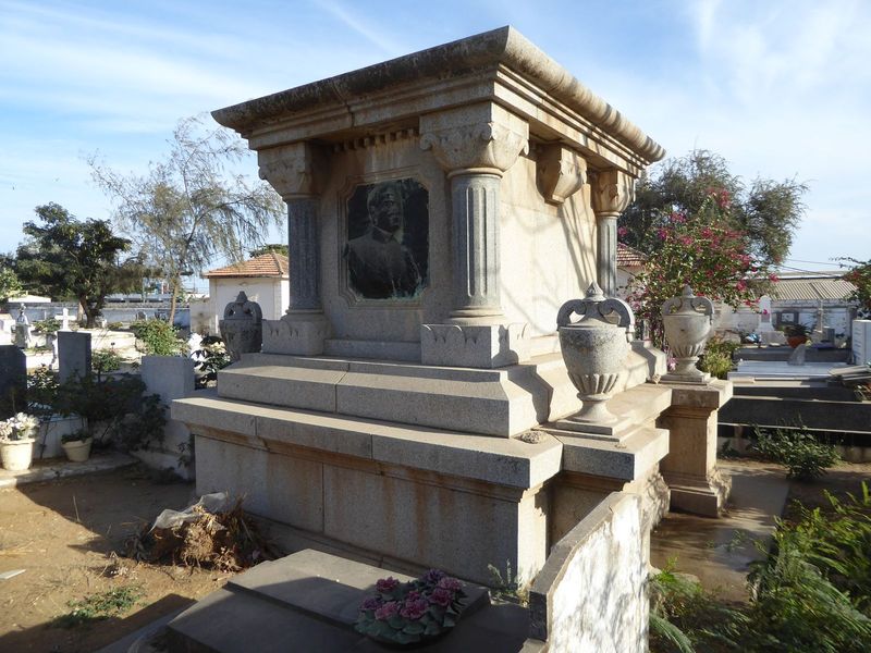 Here's a substantial block commemmorating William Merlaud-Ponty 1866-1915, governor-general of AOF from 1908 to 1915.