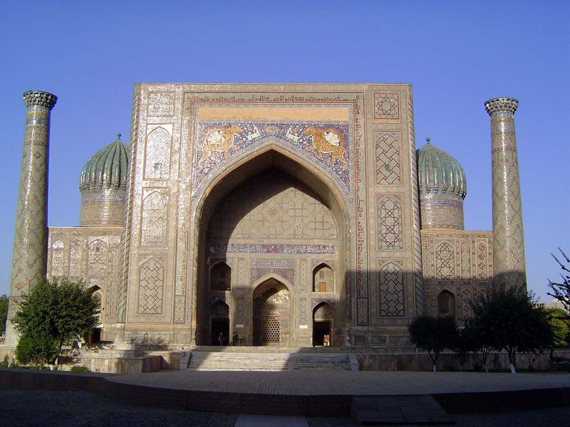 Here's the Shir Dor madrasa, with its remarkable—because un-Islamically figurative—pictures of two tigers hunting at dawn.