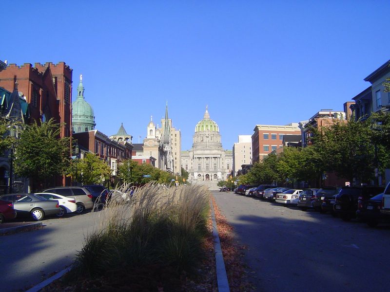 Pennsylvania's state capitol is set back about kilometer from the river and about the same distance upstream on the river from the People's 