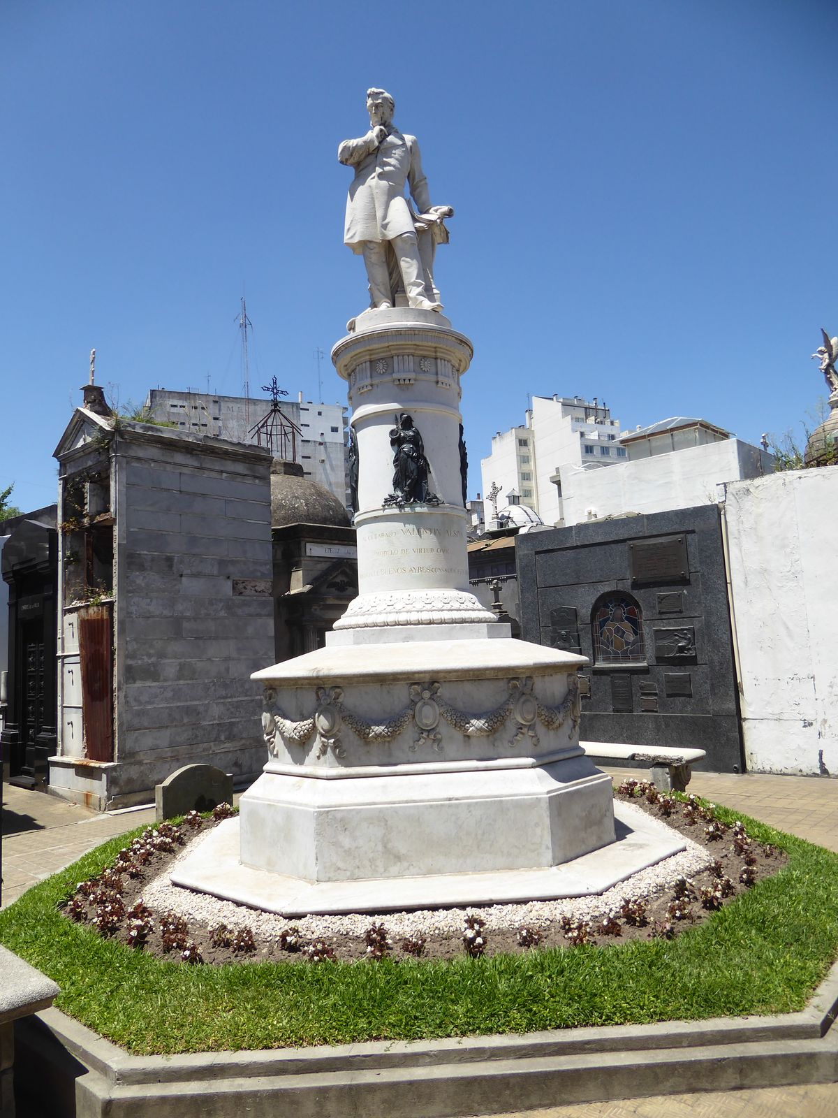 Now where did I leave the keys? So ponders Valentin Alsina, a law professor, provincial governor, and according to the monument "modelo de v