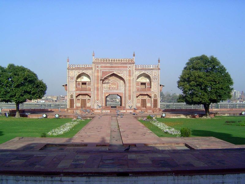 This is the fourth gate, not actually a gate but a pavilion overlooking the Yamuna RIver.