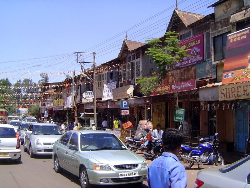 Hard to believe, but halfway up the hill there's a traffic jam in a subordinate hill-station, Panchgani, "Five Hills."