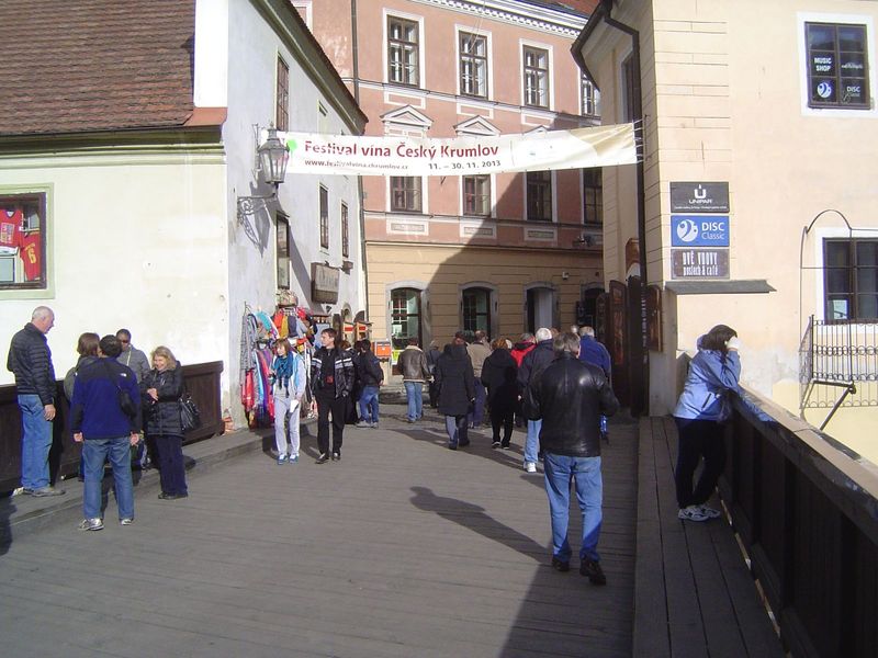 Instead of buses, there are crowds on a scale not to be underestimated.