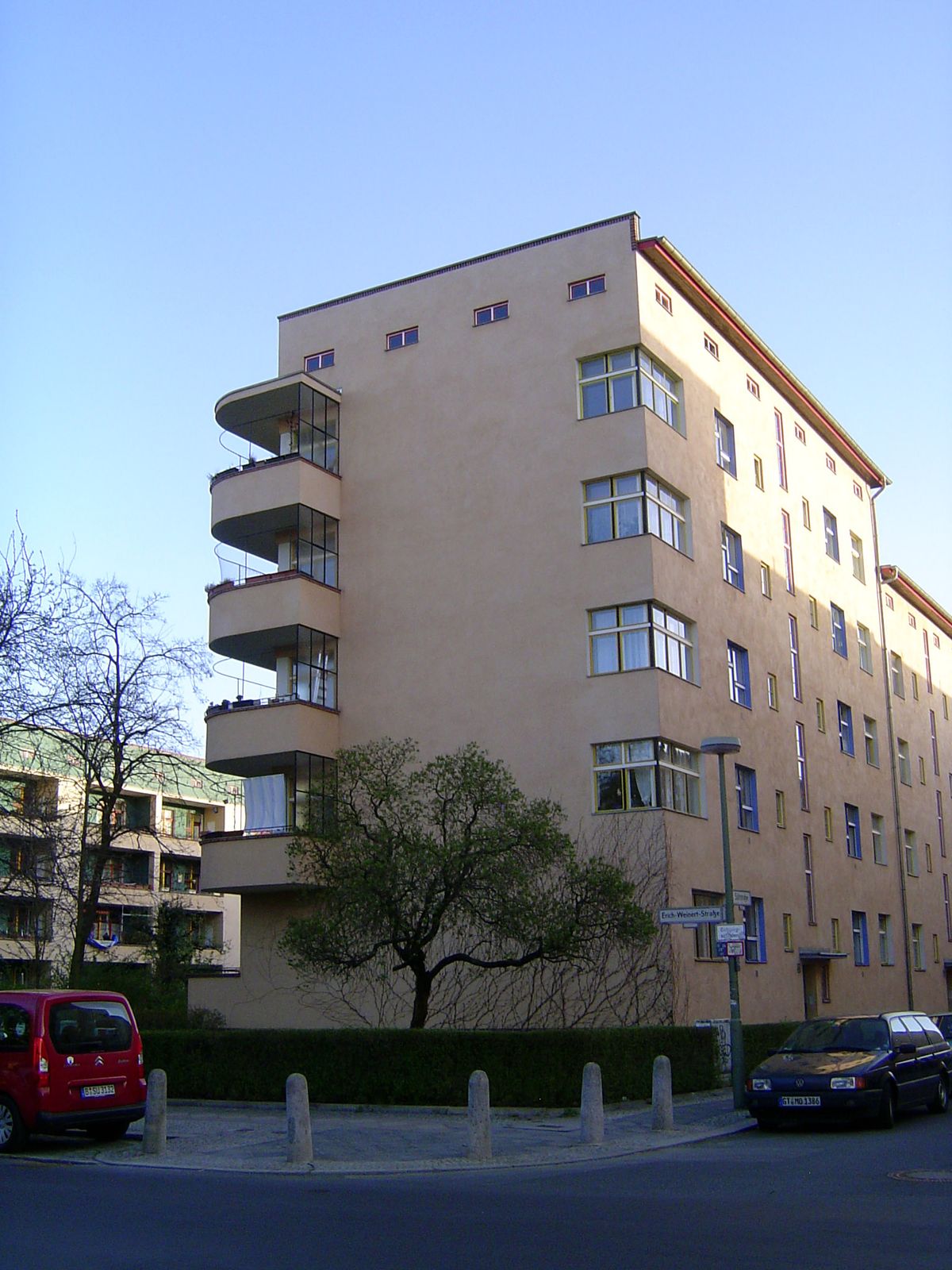 Taut had to work within a fixed, gridded street layout and so laid out six U-shaped structures, with the open side of three of them facing t